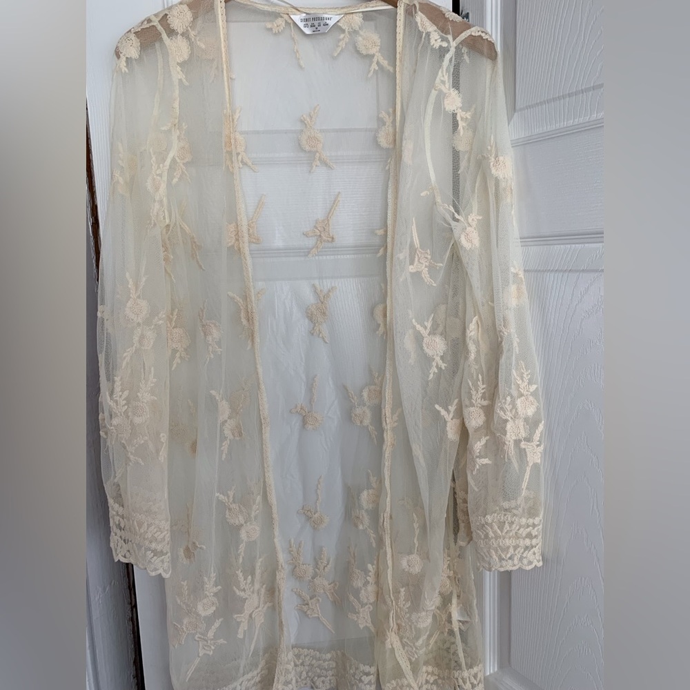 Secret Possessions Cream w/Lace Floral Design Shorty Robe Cover Up Size M (6-8)